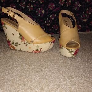 SODA Floral wedges size 7